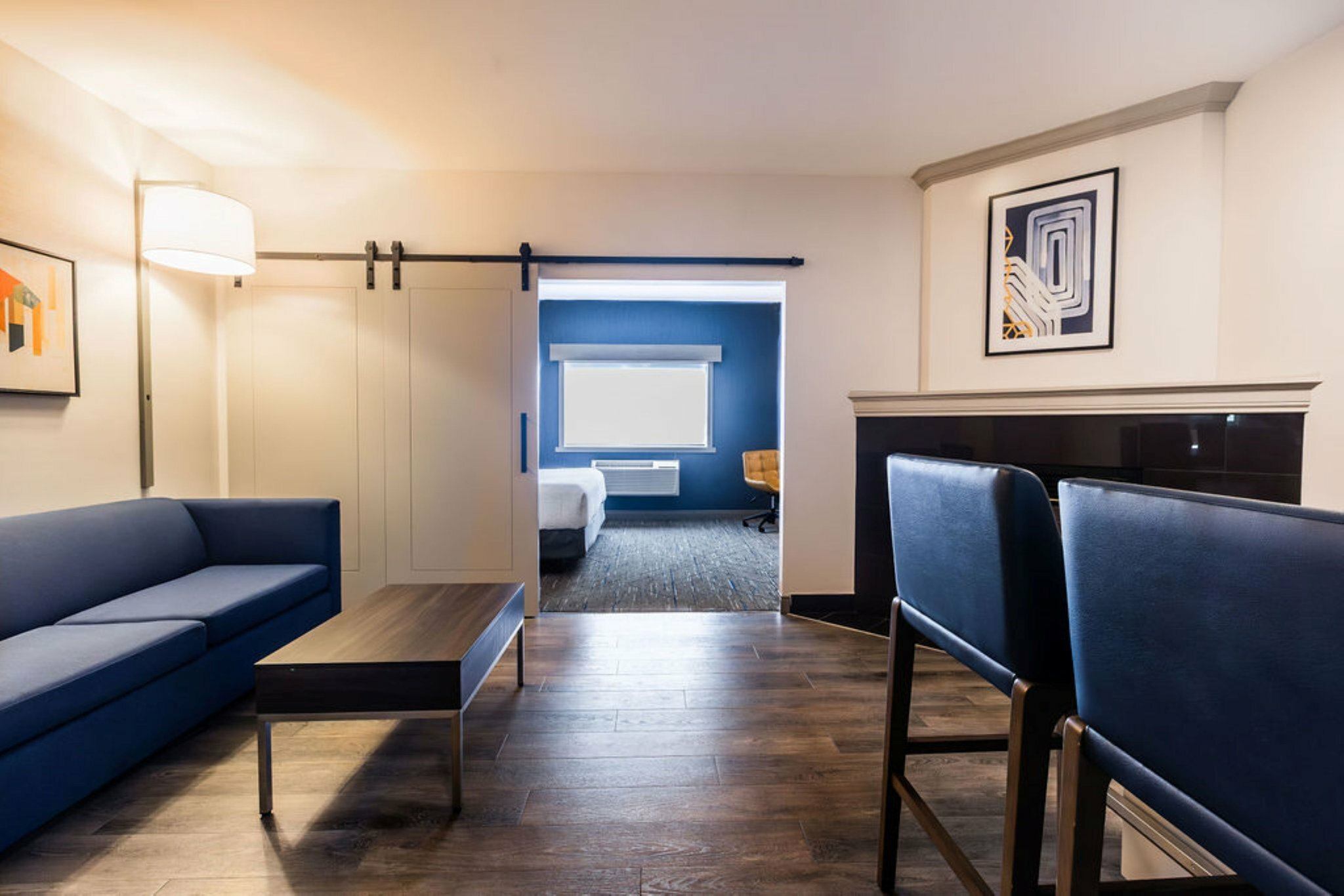 Фото Holiday Inn Express Hotel & Suites Calgary S-Macleod Trail S, an Ihg Hotel