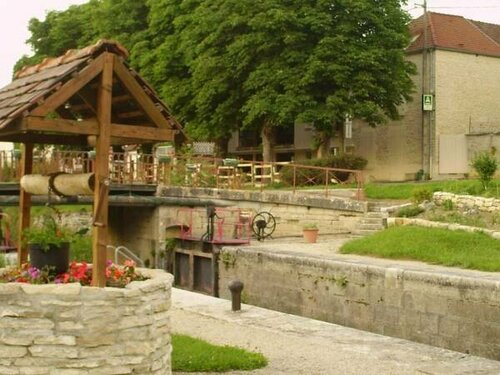 Гостиница Hôtel Restaurant de l'Ecluse 79 в Монбаре