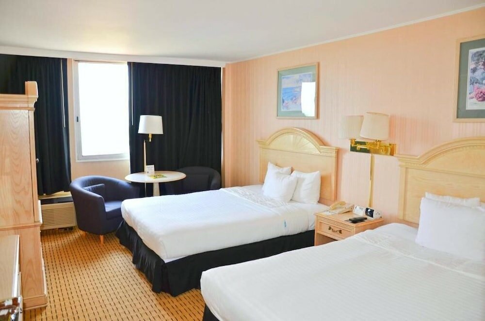 Фото Ramada by Wyndham North Bergen