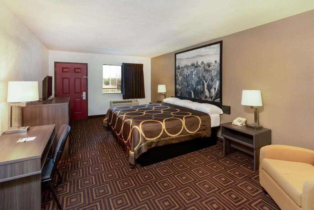 Фото Super 8 by Wyndham Seguin