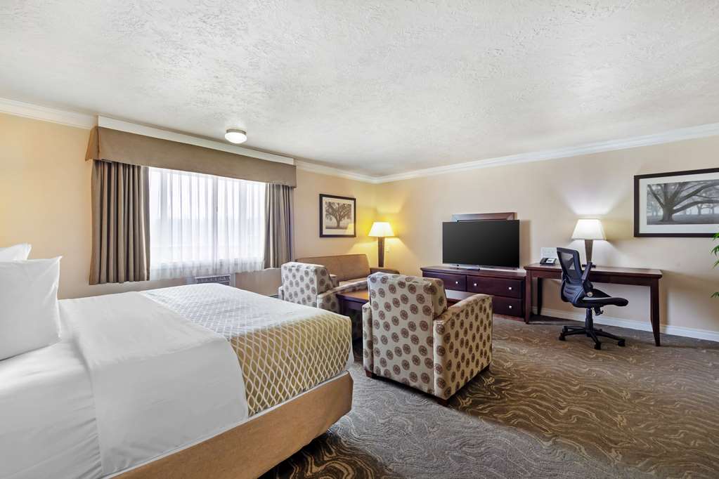 Фото Best Western Plus Mirage Hotel & Resort