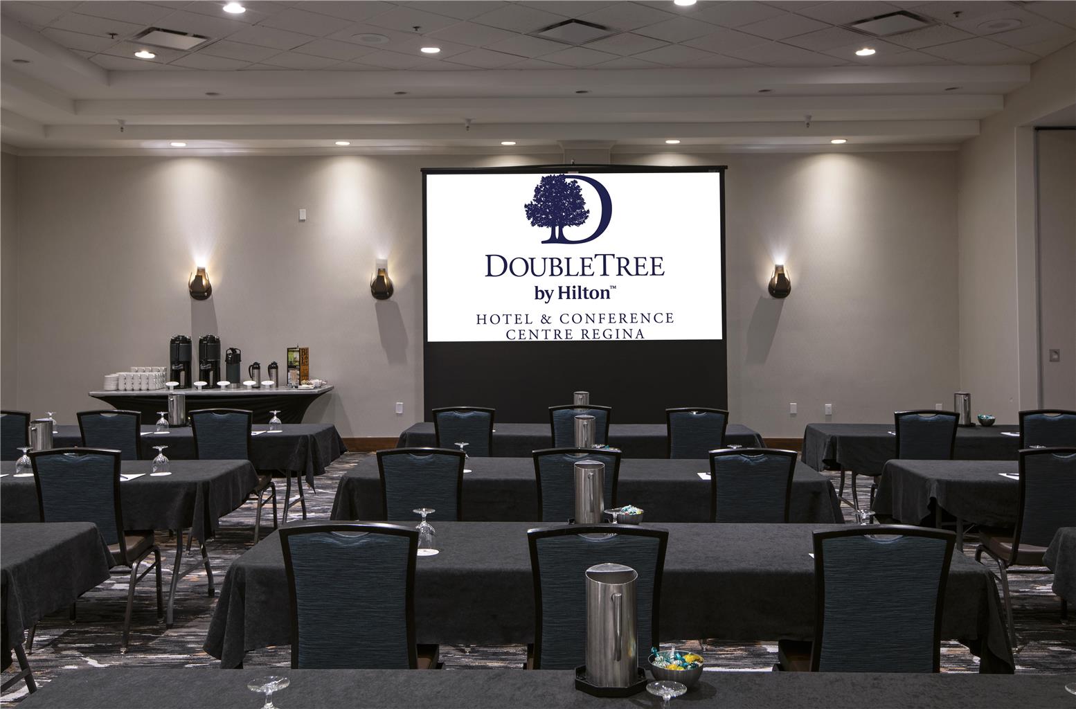 Фото DoubleTree by Hilton Hotel & Conference Centre Regina