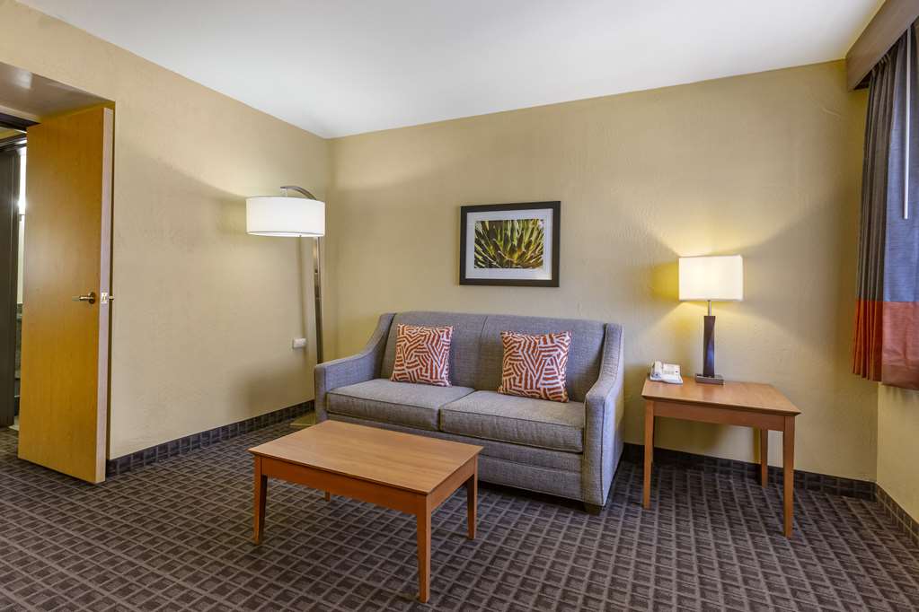 Фото Best Western Plus Scottsdale Thunderbird Suites