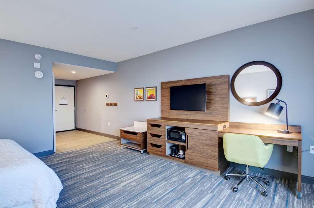 Фото Hampton Inn & Suites Portland West
