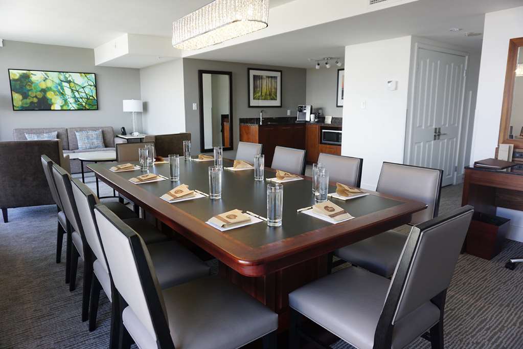 Фото DoubleTree by Hilton Hotel & Suites Victoria