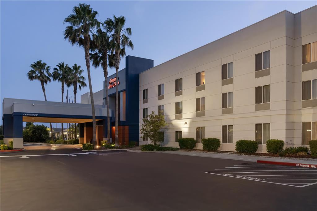 Фото Hampton Inn & Suites Lathrop