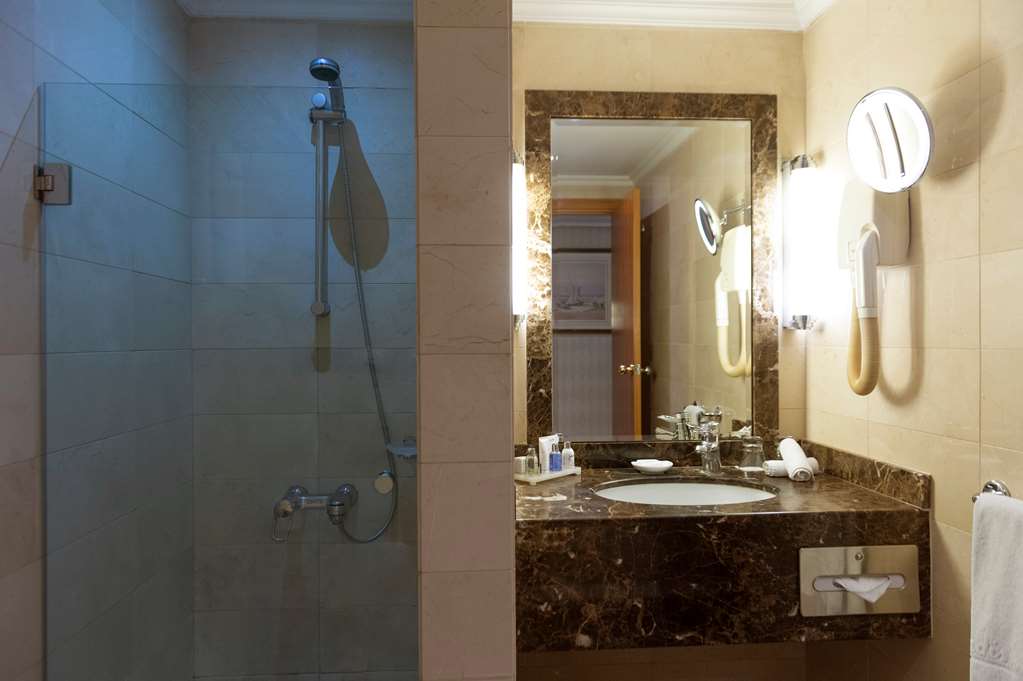 Фото Radisson Blu Martinez Hotel, Beirut