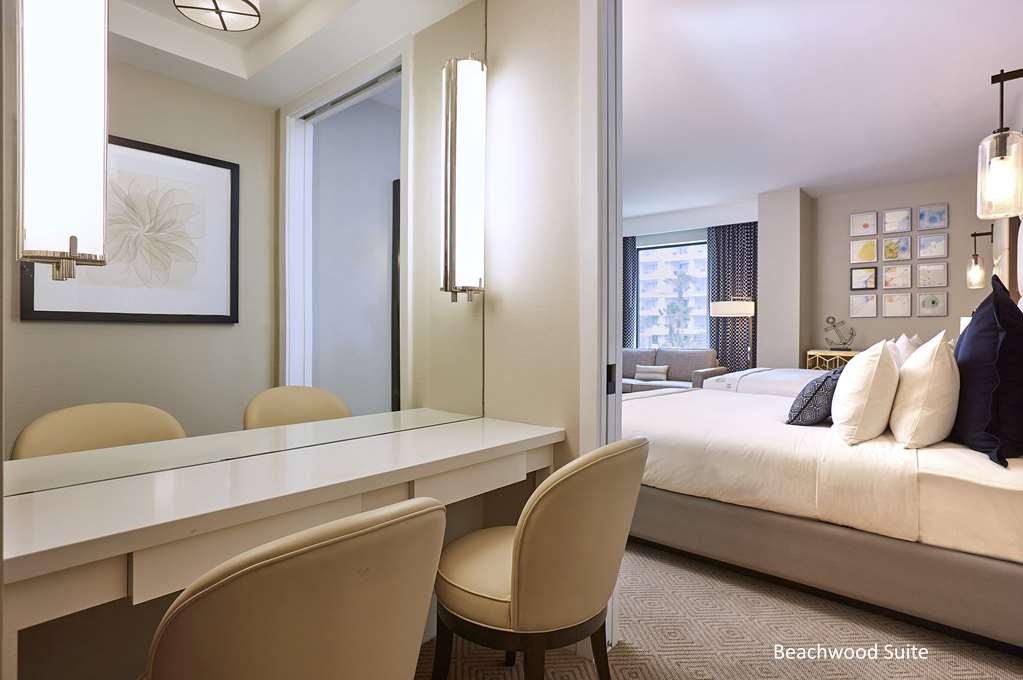 Фото The Waterfront Beach Resort, A Hilton Hotel