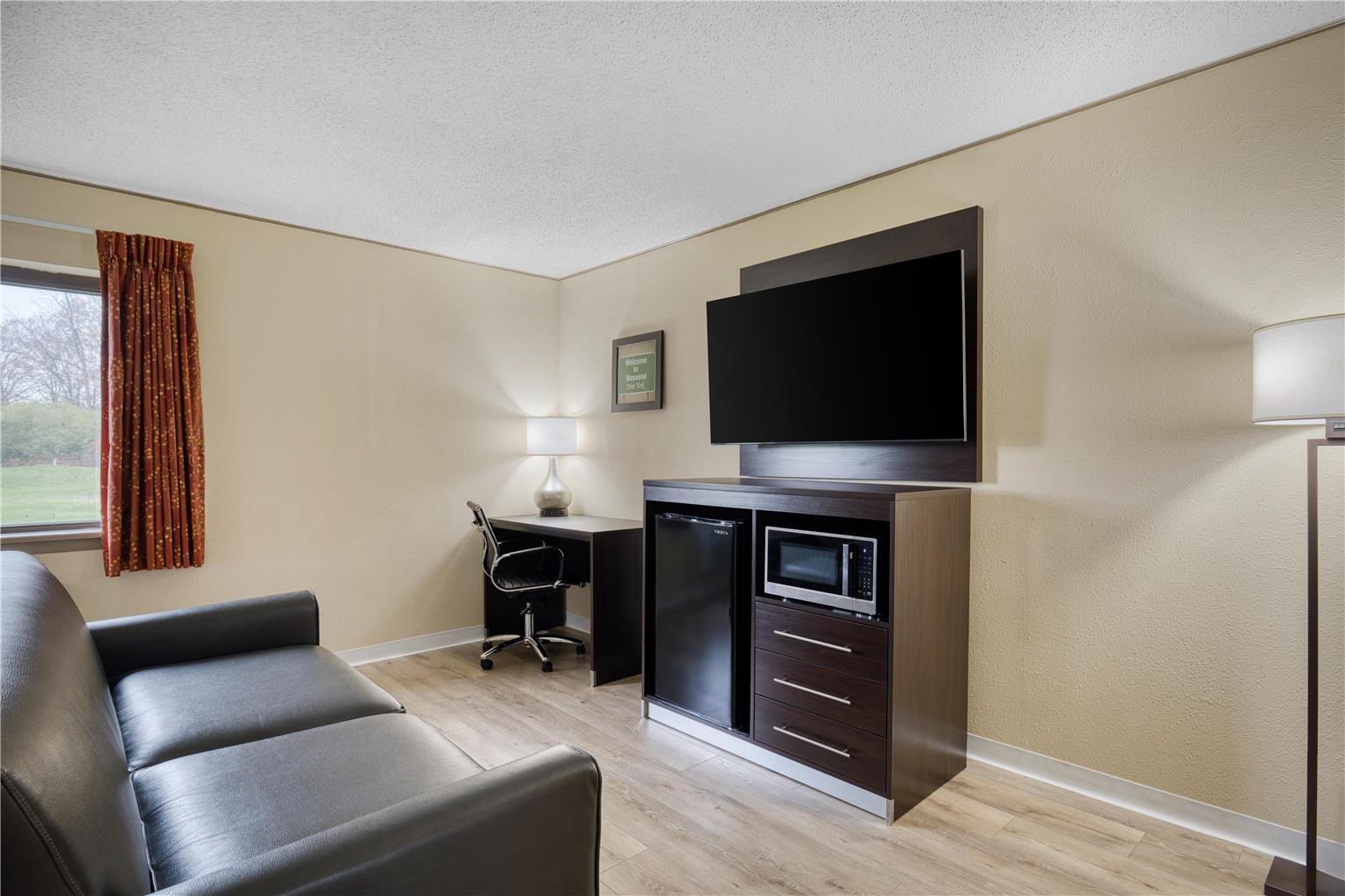 Фото Econo Lodge Massena Hwy 37