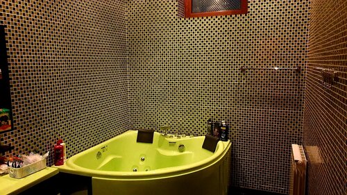 Түнгі көйлек киген жалаңаш брюнеткалар