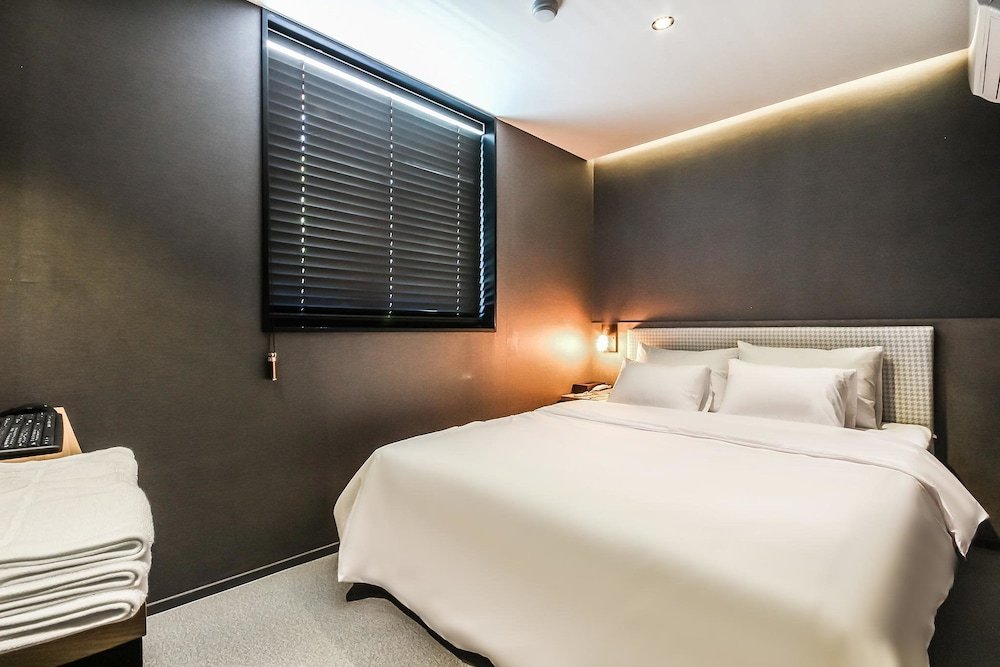 Фото Geoje Hotel Deluxe and Guest House