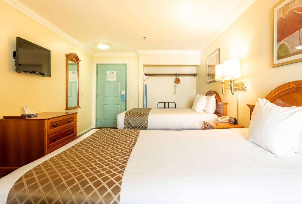 Фото Days Inn by Wyndham Santa Monica/Los Angeles