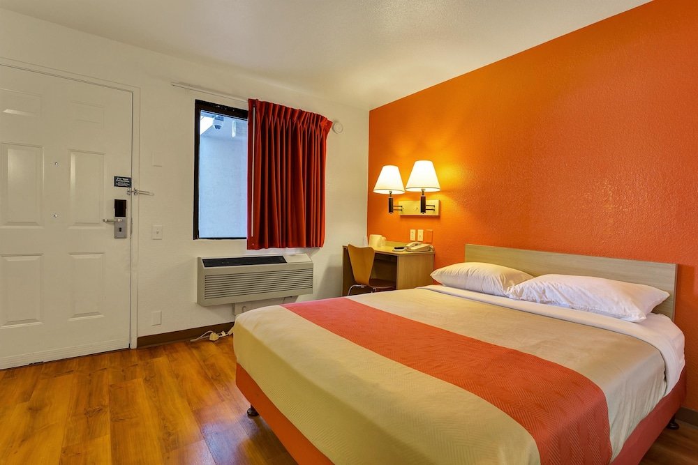 Фото Red Roof Inn & Suites Vallejo