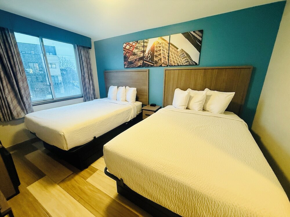 Фото Days Inn by Wyndham Brooklyn Borough Park