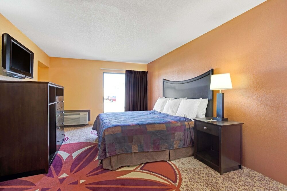 Фото Days Inn & Suites by Wyndham Tampa near Ybor City