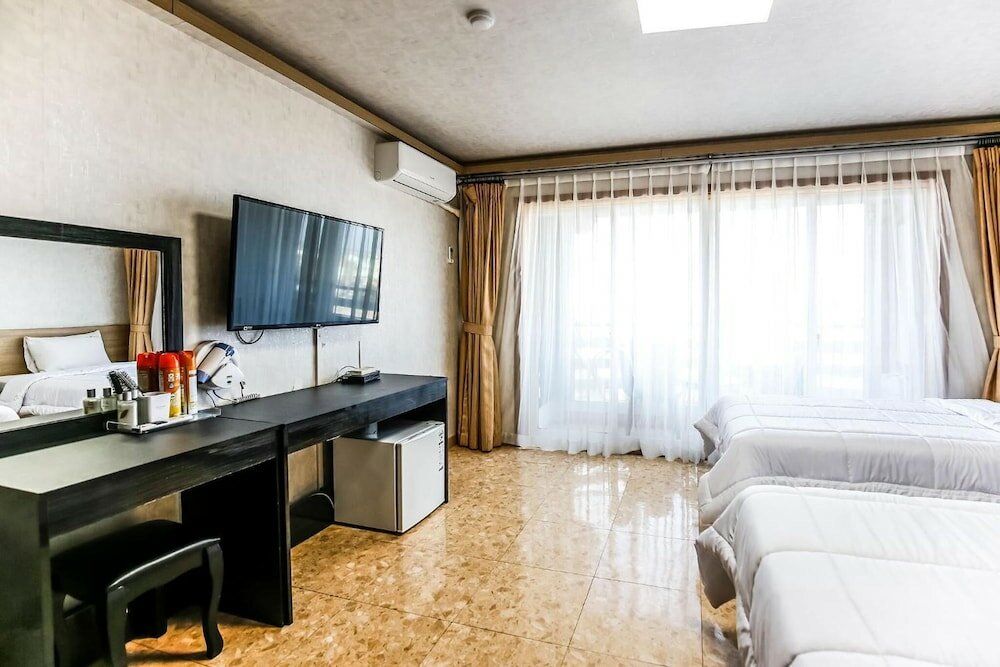 Фото Jeju Ocean Family Hotel