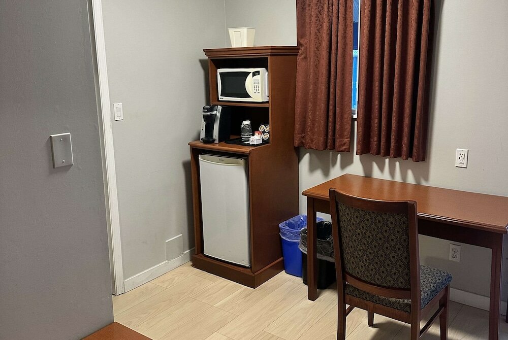 Фото Travelodge by Wyndham Langley City