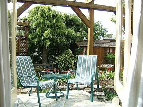 Гостиница A Downtown Victoria Ocean View Bed and Breakfast в Виктории