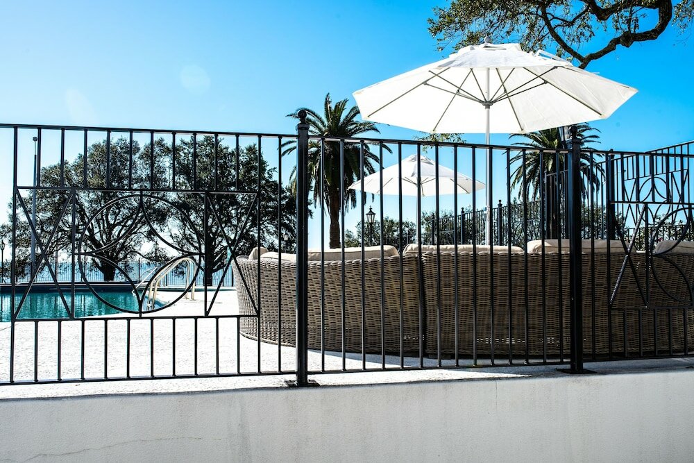 Фото White House Hotel