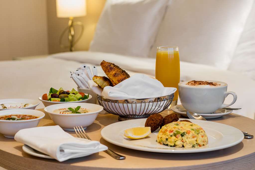 Фото The Diplomat Radisson Blu Hotel, Residence & SPA