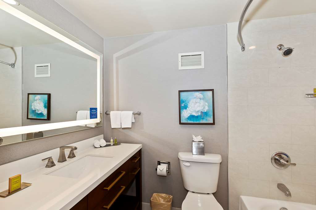 Фото Doubletree by Hilton Whittier Los Angeles