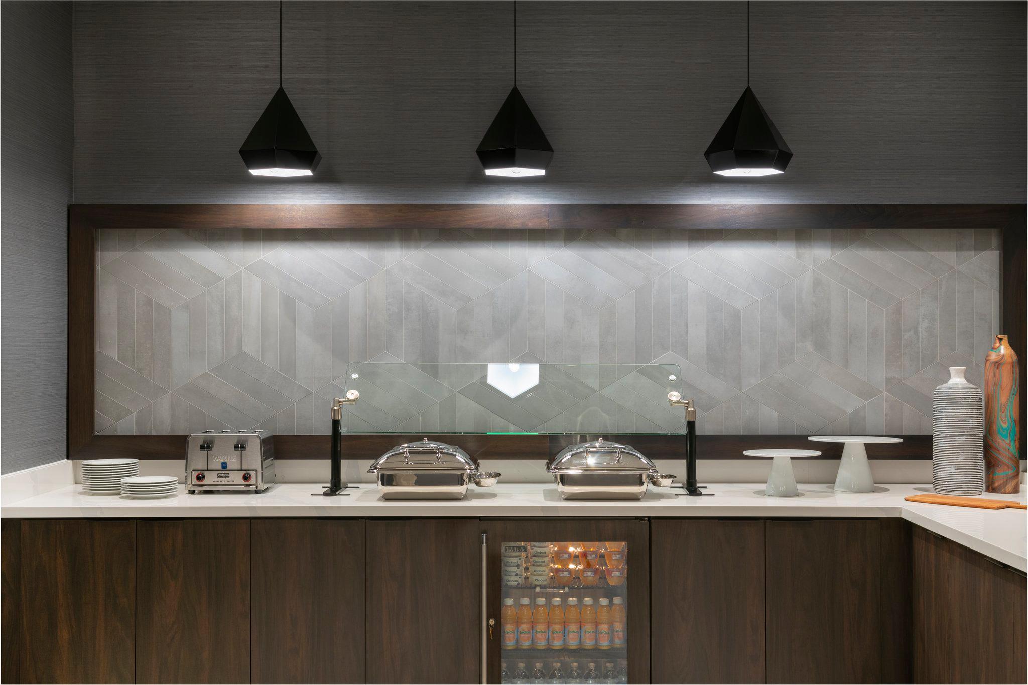 Фото Holiday Inn Express Boston Logan Airport - Revere, an Ihg Hotel