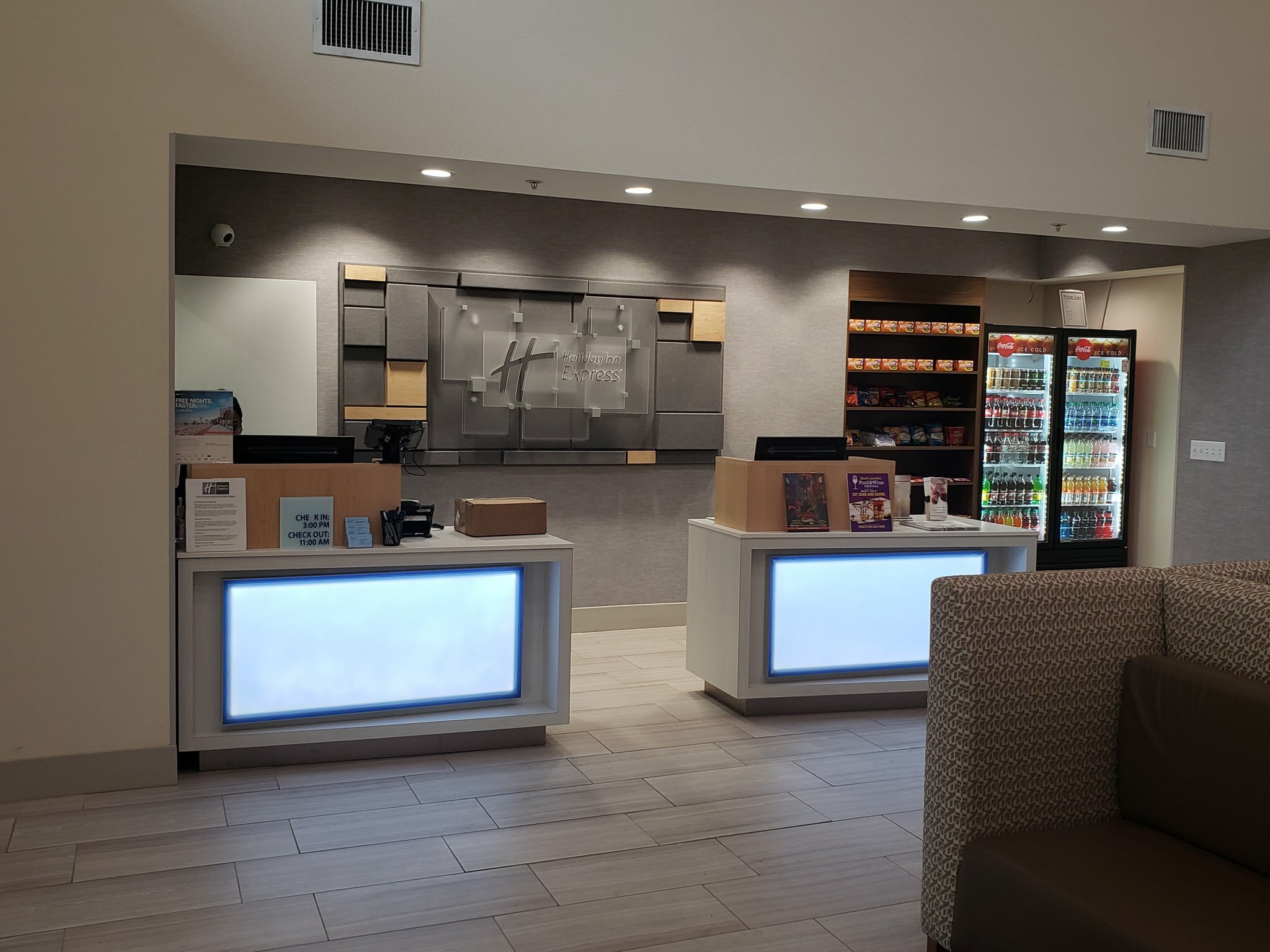 Фото Holiday Inn Express Tampa N I-75 - University Area, an Ihg Hotel