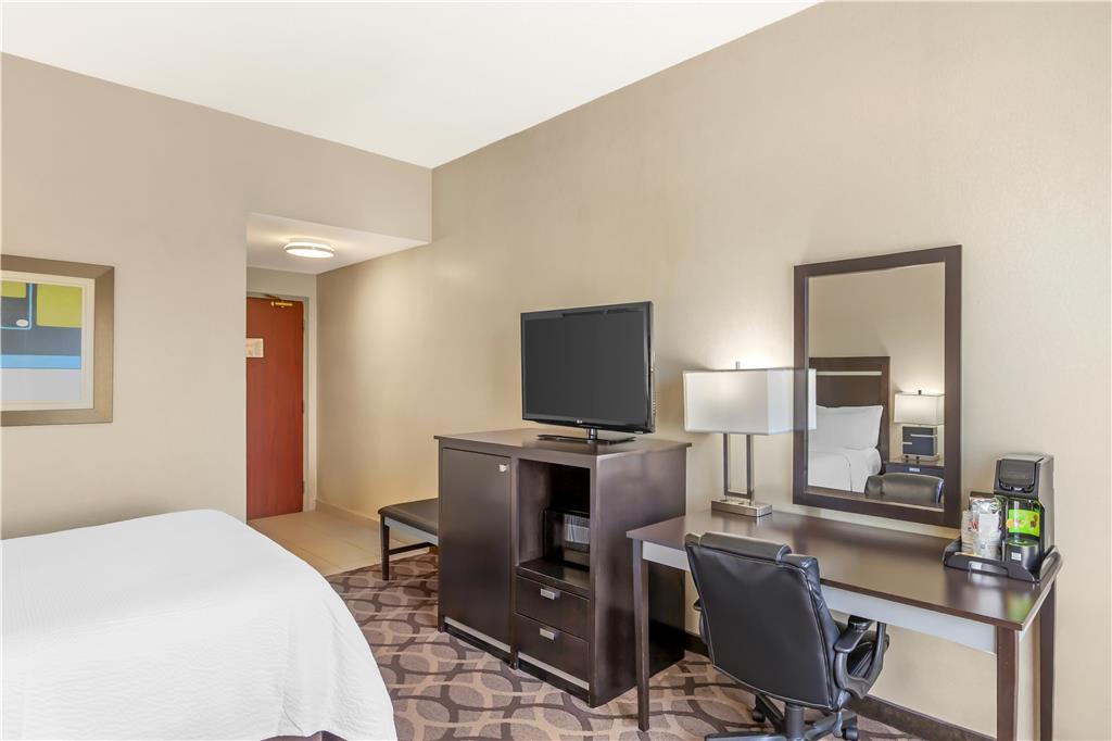 Фото Best Western Plus Travel Hotel Toronto Airport