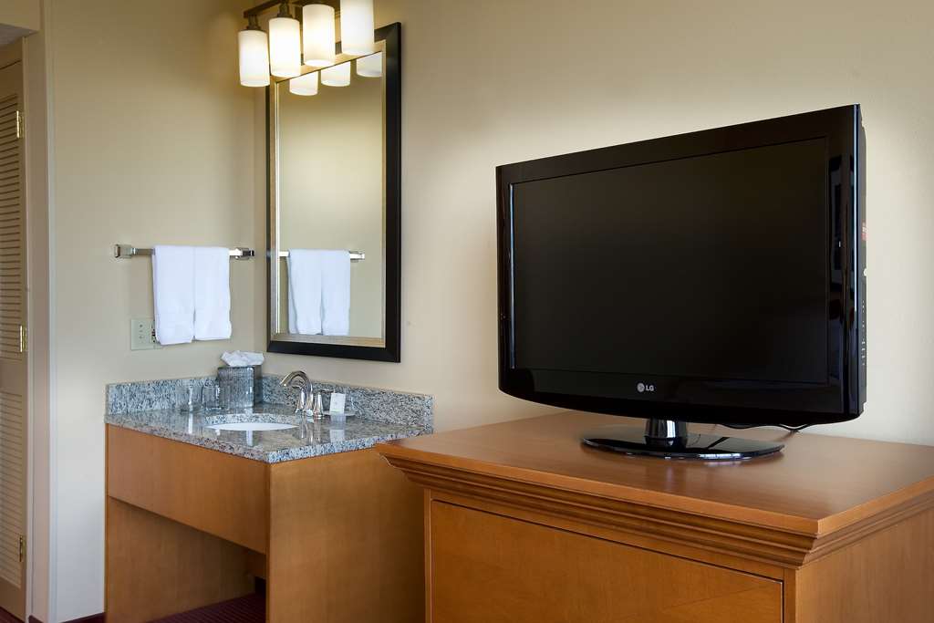 Фото Embassy Suites Hotel Kansas City - International Airport