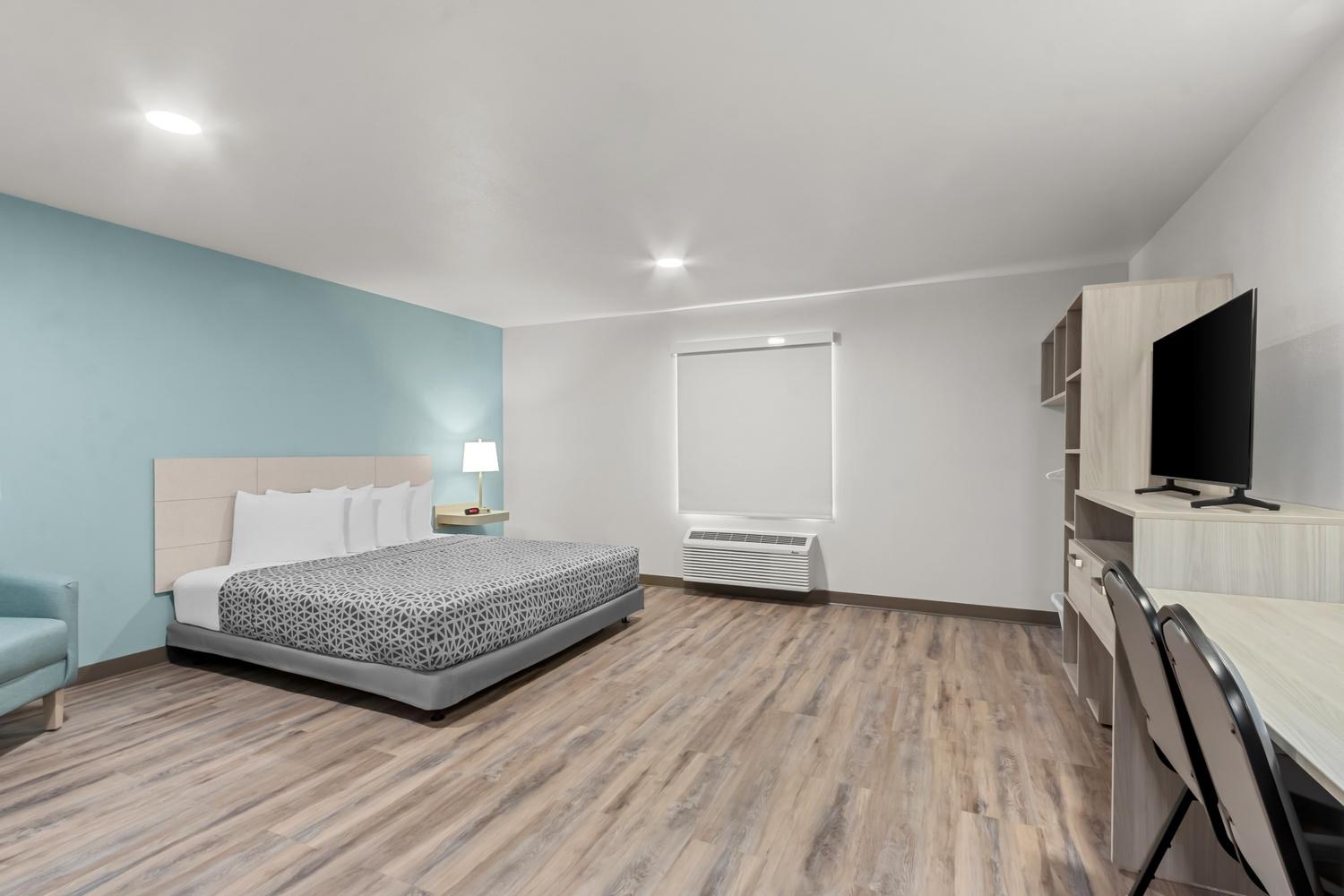 Фото WoodSpring Suites Linden