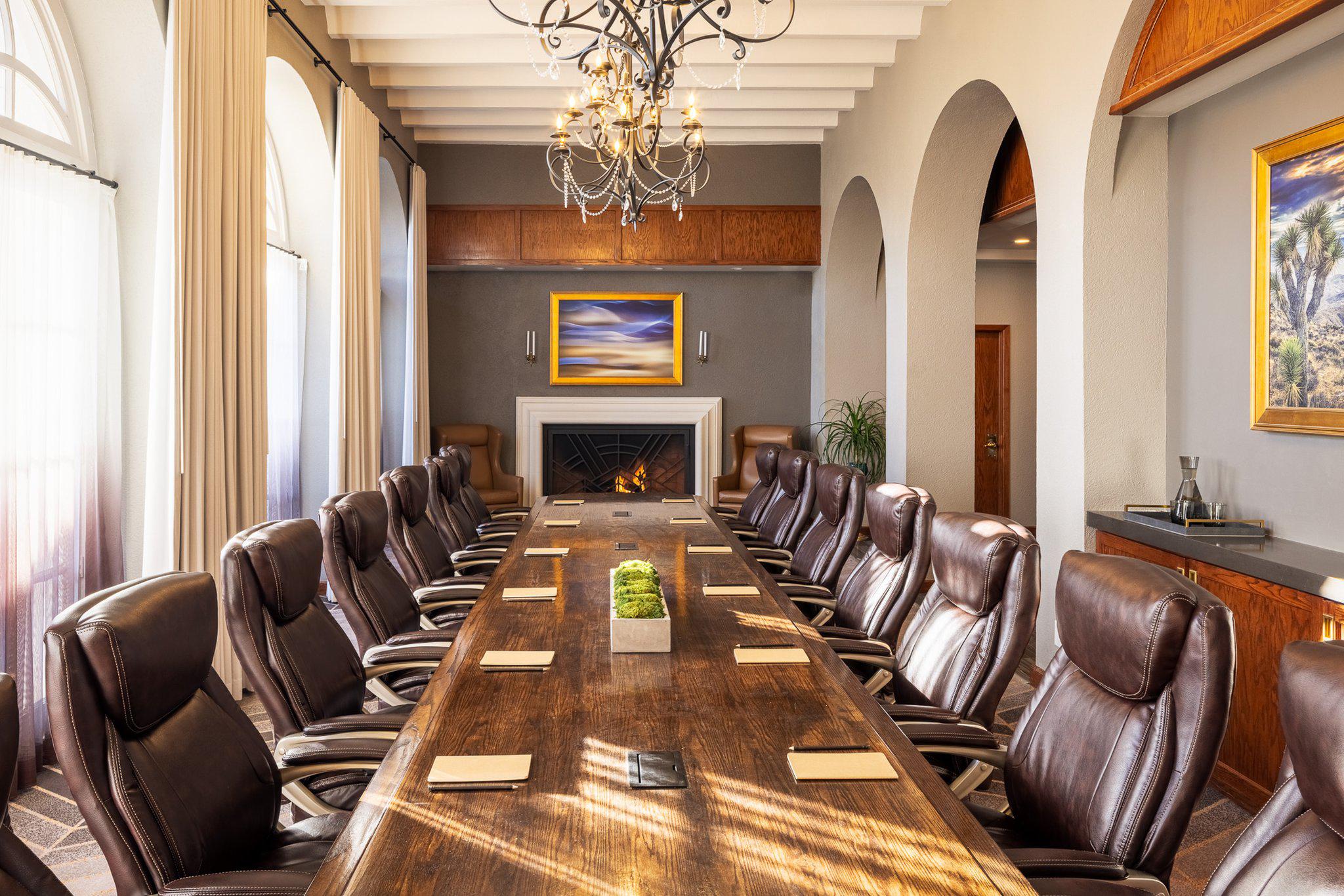 Фото Crowne Plaza Phoenix - Chandler Golf Resort, an Ihg Hotel