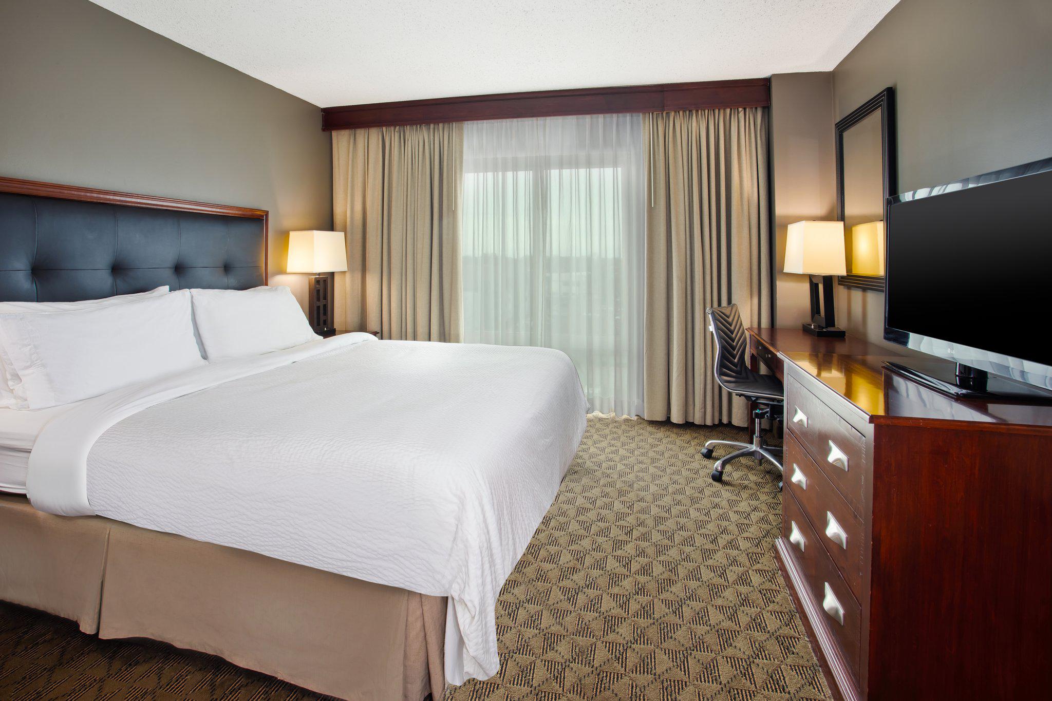 Фото Holiday Inn University Plaza-Bowling Green, an Ihg Hotel