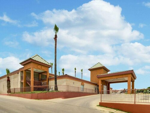 Гостиница Econo Lodge Inn & Suites Eagle Pass в Игл Пассе