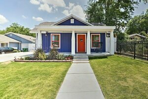 Гостиница Family-friendly Fort Worth Home w Fire Pit! в Грейпвайне