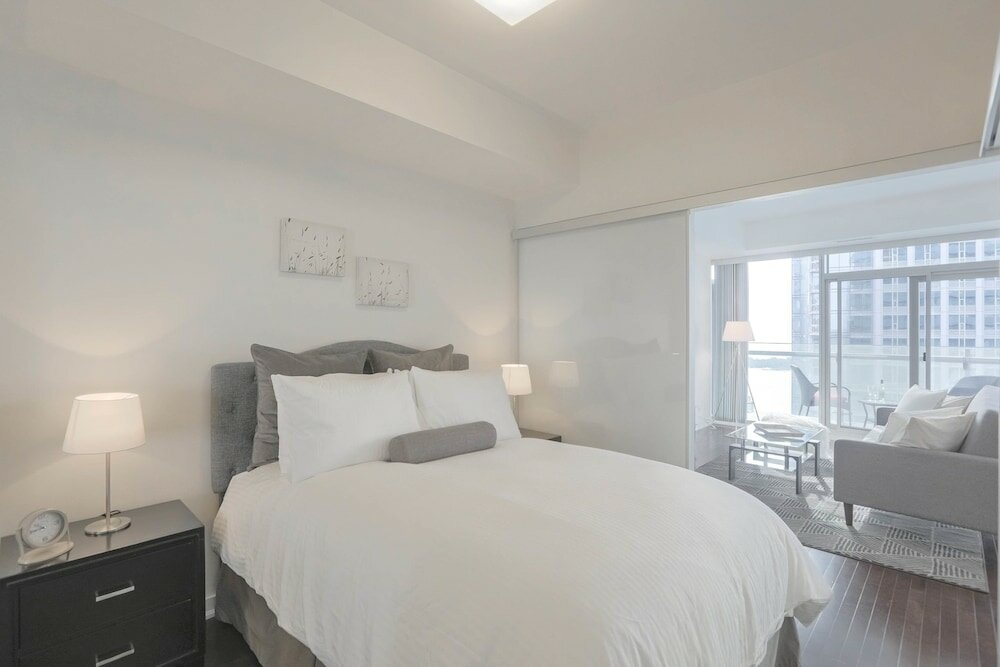 Фото Noel Suites-York St and Lakeshore Blvd