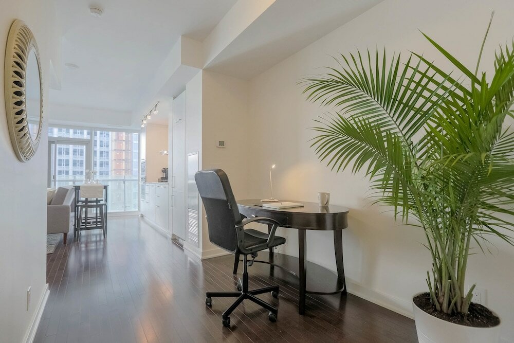 Фото Noel Suites-York St and Lakeshore Blvd