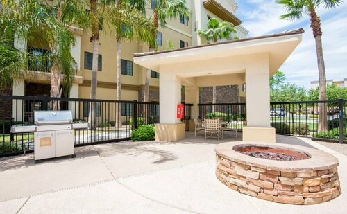 Гостиница Holiday Inn Express & Suites Phoenix - Glendale Sports Dist, an Ihg Hotel в Глендейле