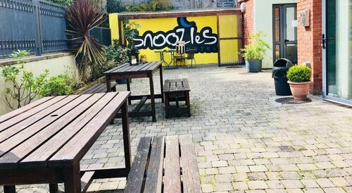 Гостиница Snoozles Forster Street Tourist Hostel в Голуэй