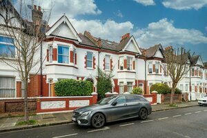 Altido Homely 2 Bed Riverside Flat with Patio in Hammersmith