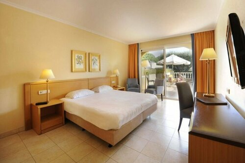 Гостиница Van Der Valk Hotel Barcarola в Сане-Фелиу-де-Гишольсе