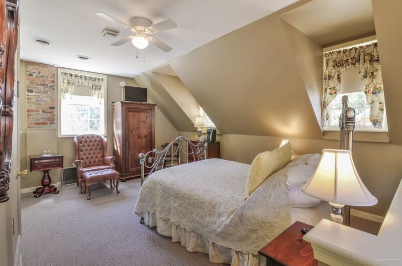 Фото Cedars of Williamsburg Bed & Breakfast