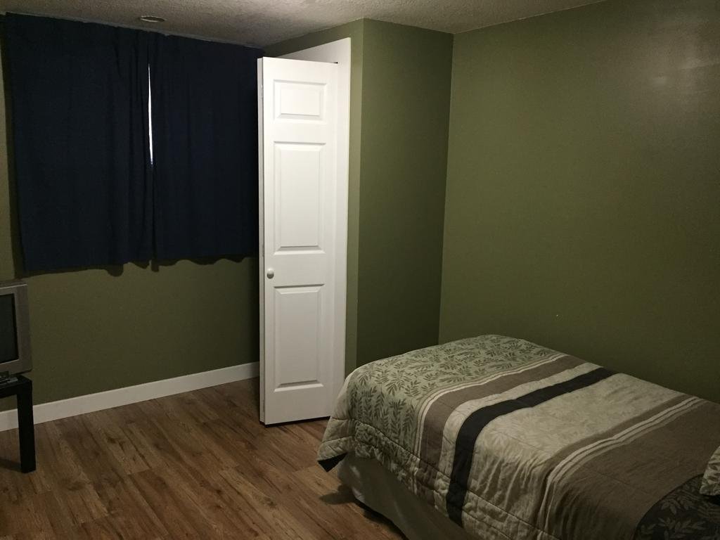 Фото Private Rooms in Central Edmonton