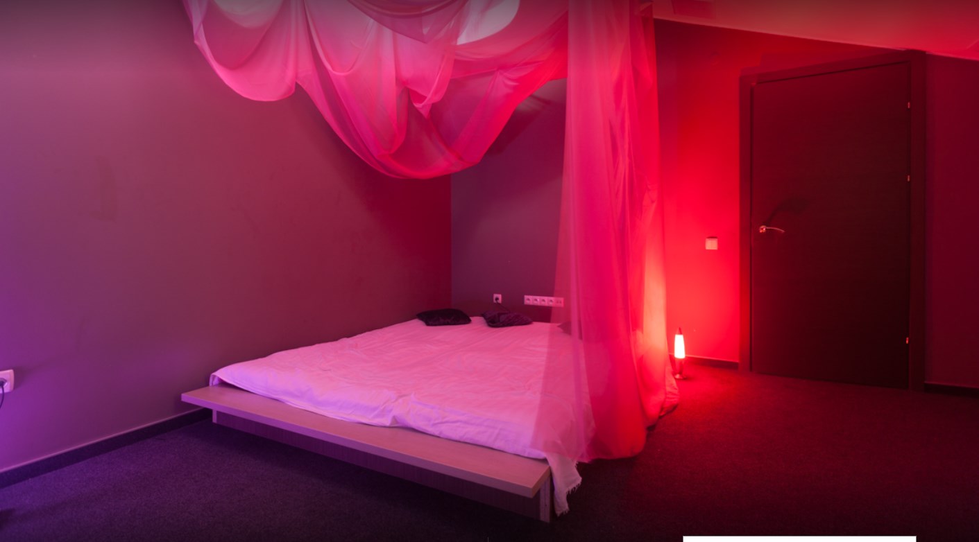 Кешкі көйлектегі қызбен жыныстық қатынас