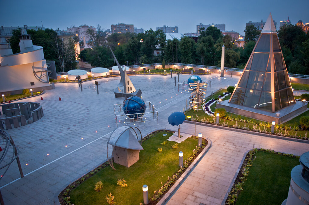 Planetaryum Departament obrazovaniya goroda Moskvy Gosudarstvennoye byudzhetnoye professionalnoye obrazovatelnoye uchrezhdeniye Vorobyevy gory Planetary, Moskova, foto