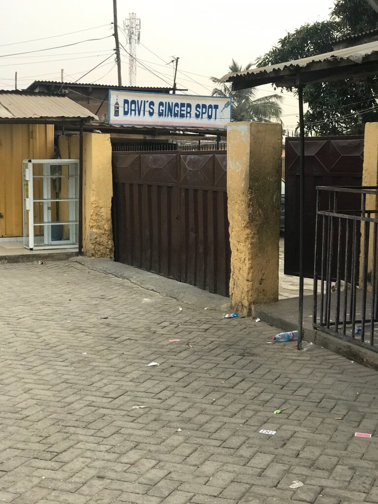 Clothing store Davi’s Ginger Spot, Accra, photo