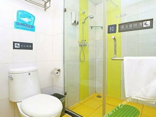 Гостиница 7Days Inn Kunming East Station Juhua Overpass в Куньмине