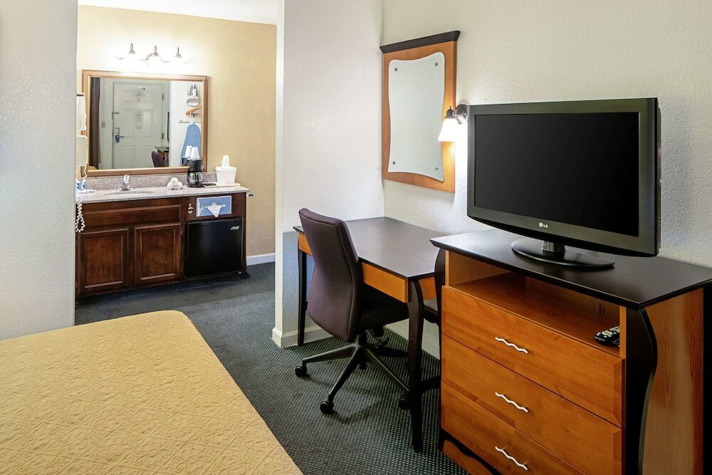 Фото Rodeway Inn at Nevada State Capitol