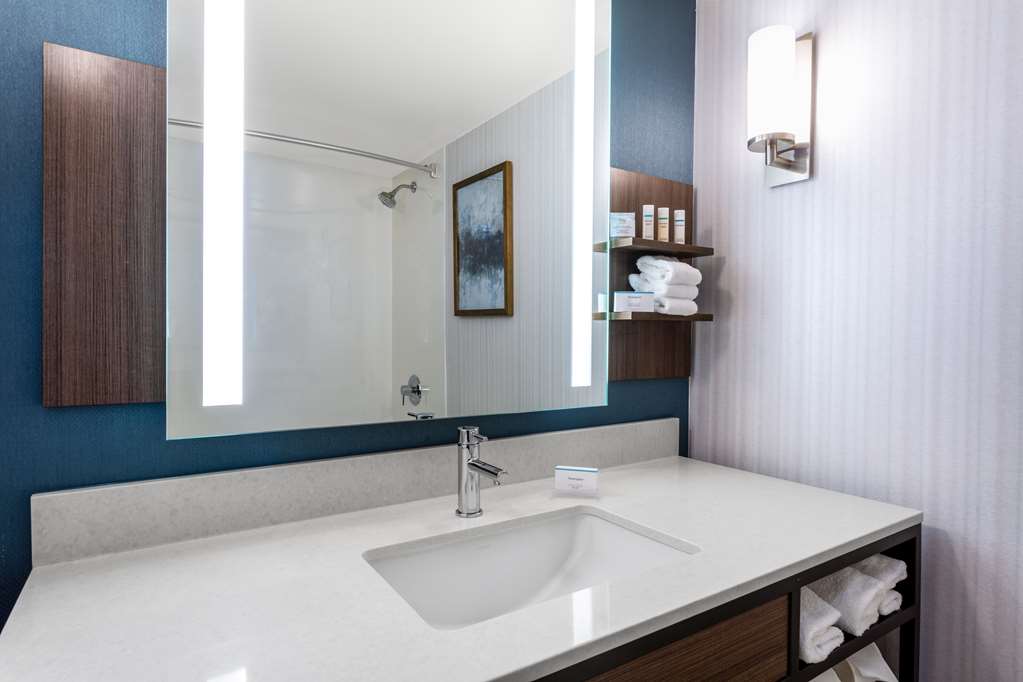 Фото Hilton Garden Inn Islip/MacArthur Airport