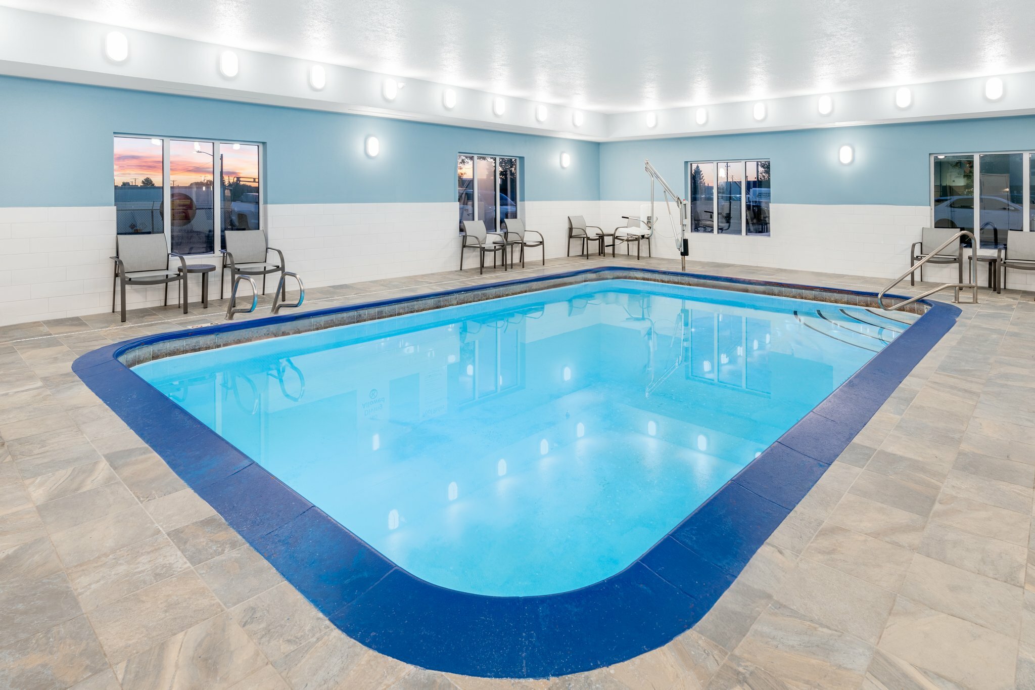 Фото Holiday Inn Express Hotel & Suites - Cheyenne, an Ihg Hotel