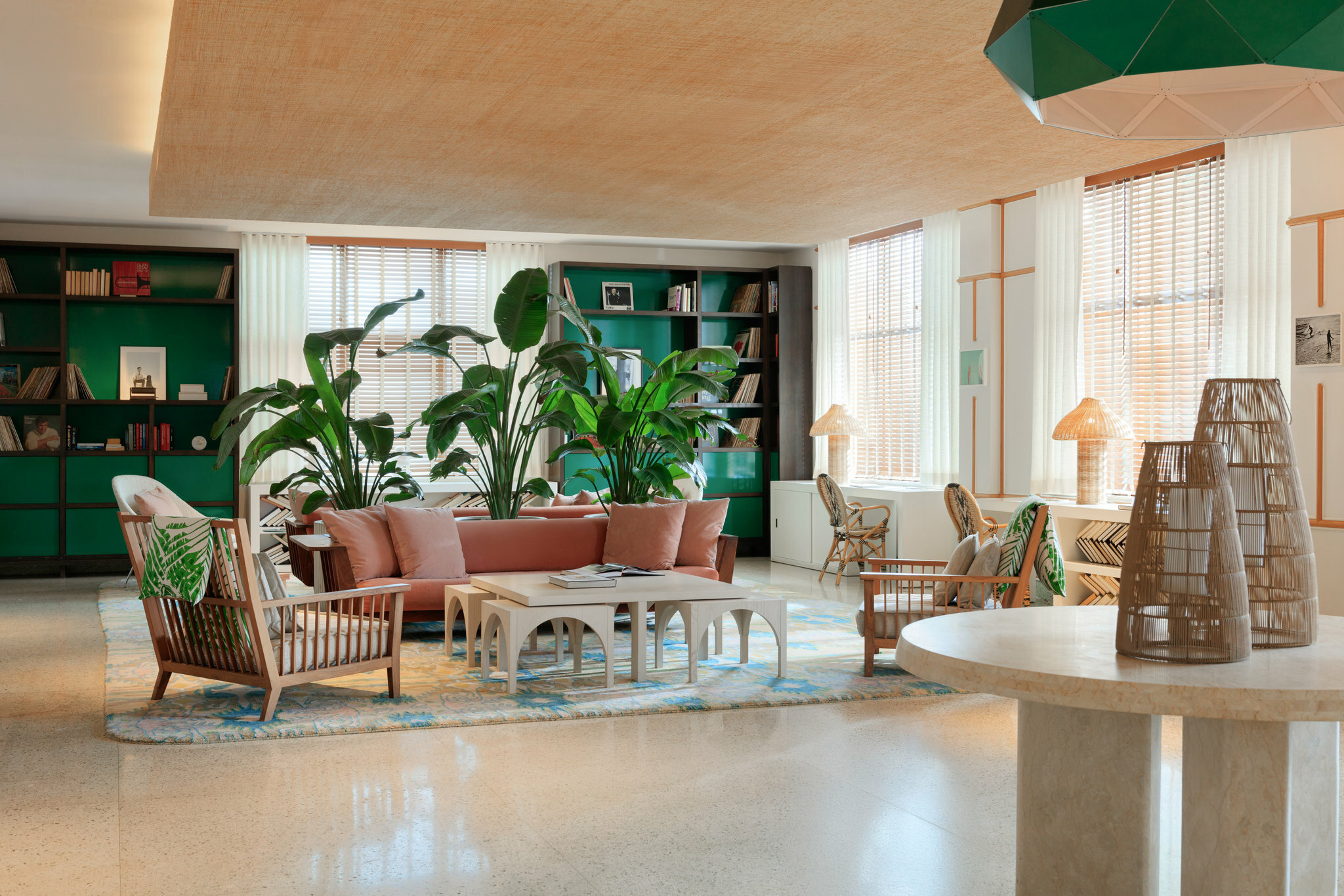 Фото Kimpton Surfcomber Hotel, an Ihg Hotel